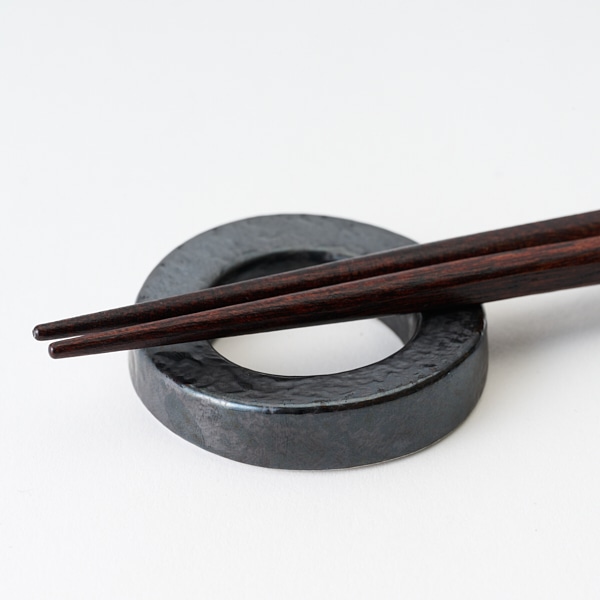 AKOMEYA TOKYO/ リング箸置き 吹釉黒彩