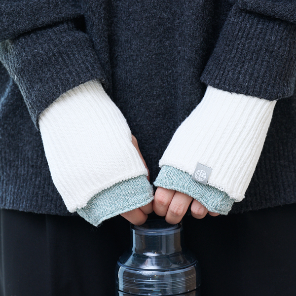 AKOMEYA TOKYO/ ニットアームウォーマー セージ×アイボリー