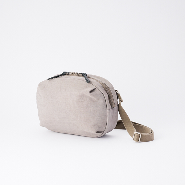 NIZYU KANO / FUKUI SIWAボディバッグ L グレージュ FUKUI SIWAナイロンボディバッグS グレージュ - NIZYU KANO 公式