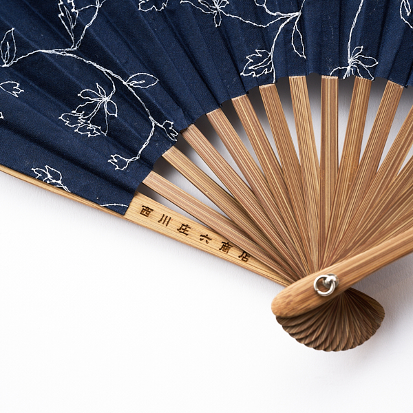 AKOMEYA TOKYO/ 色とりどりシェル扇子 花刺繍/ネイビー(花刺繍