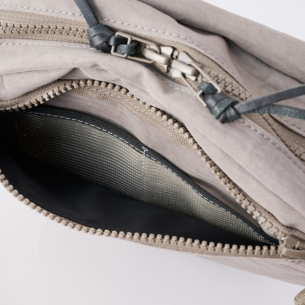 NIZYU KANO/ FUKUI SIWA ボディバック S グレーベージュ(S