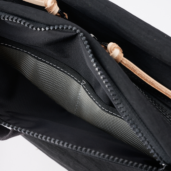 NIZYU KANO/ FUKUI SIWA ボディバック M ブラック(M ブラック