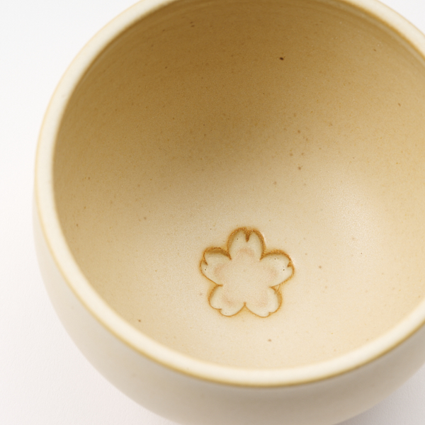 クリーム色の陶器製丸型ボウル　高麗 茶かざり抹茶碗 桜 白(桜 白): 食器｜AKOMEYA TOKYO