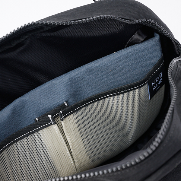 NIZYU KANO/ FUKUI SIWA ボディバック M ブラック(M ブラック