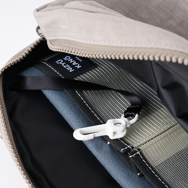 NIZYU KANO/ FUKUI SIWA ボディバック S グレーベージュ(S