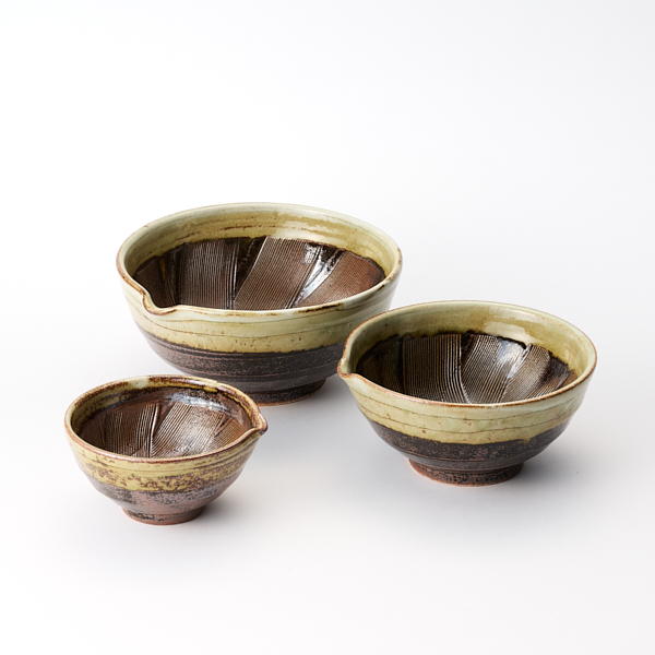 AKOMEYA TOKYO/ 4寸深片口すり鉢 泥くし彫りヒワ貫入(4寸深): 台所の