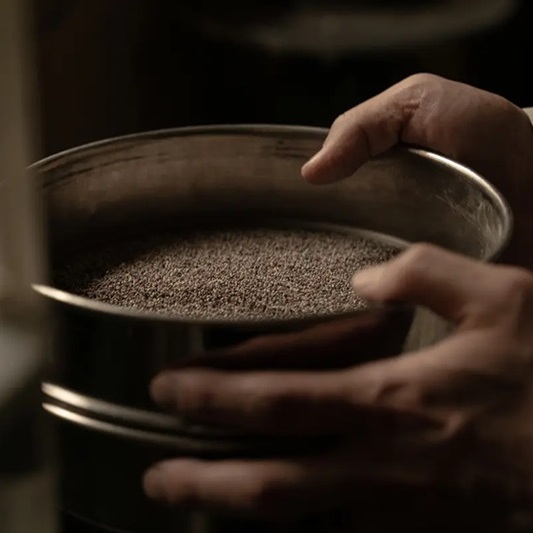 AKOMEYA TOKYO/ 備前焼 緋襷飯碗 黒土