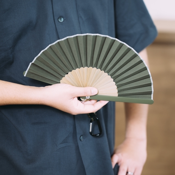 アウトドア扇子　カラビナ　カーキ