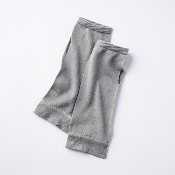 絹屋/ 極暖シルク 薄手アームウォーマー 鉛色(鉛色): ファッション