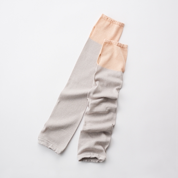 AKOMEYA TOKYO/ かぜまとう アームカバー ライトグレー×サーモンピンク