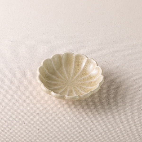 AKOMEYA TOKYO/ 伍春窯　花型豆皿　3寸　黄瀬戸