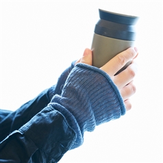 絹屋/ ふんわり軽いシルク混アームカバー 紺色