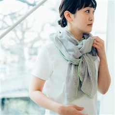 AKOMEYA TOKYO/ 風とおす　かやふちどりショール　銀ねず×黄色