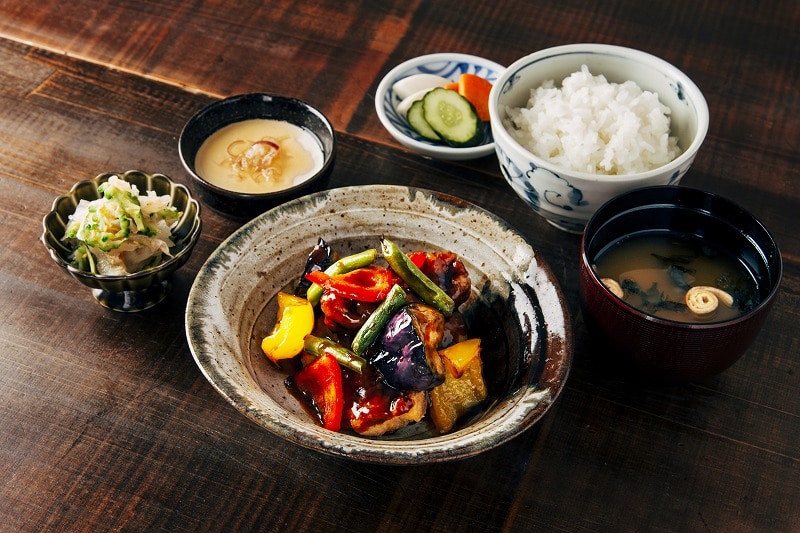 みちのく清流どりと野菜の黒酢あん御膳<br>￥1,620／単品￥1,030 <br>（テイクアウト ￥1,620／単品 \1,030）