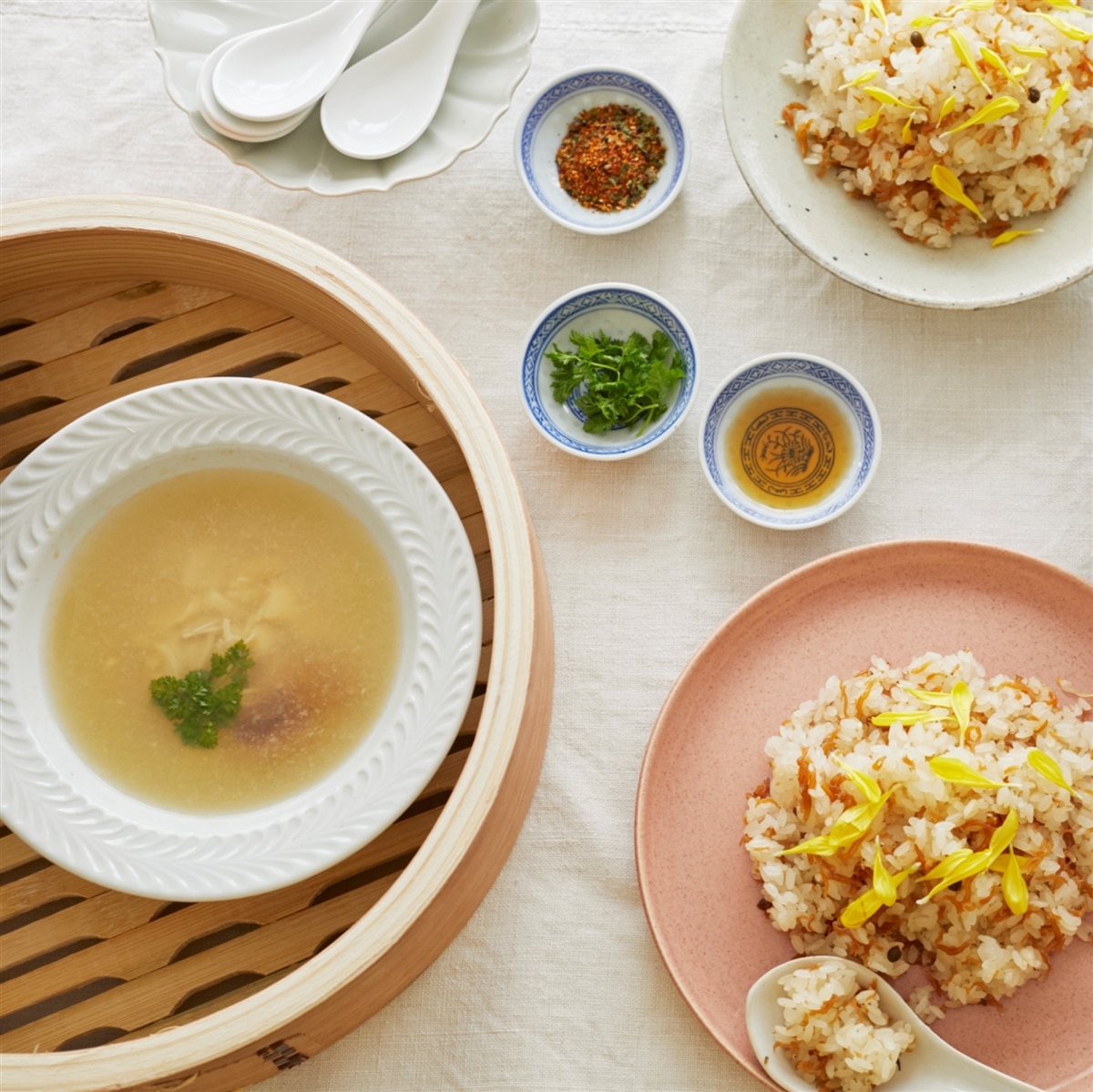 炊き上がりの違いにあっと驚くはず！ せいろを使ってつくる「山椒じゃこと菊の蒸しおこわ」