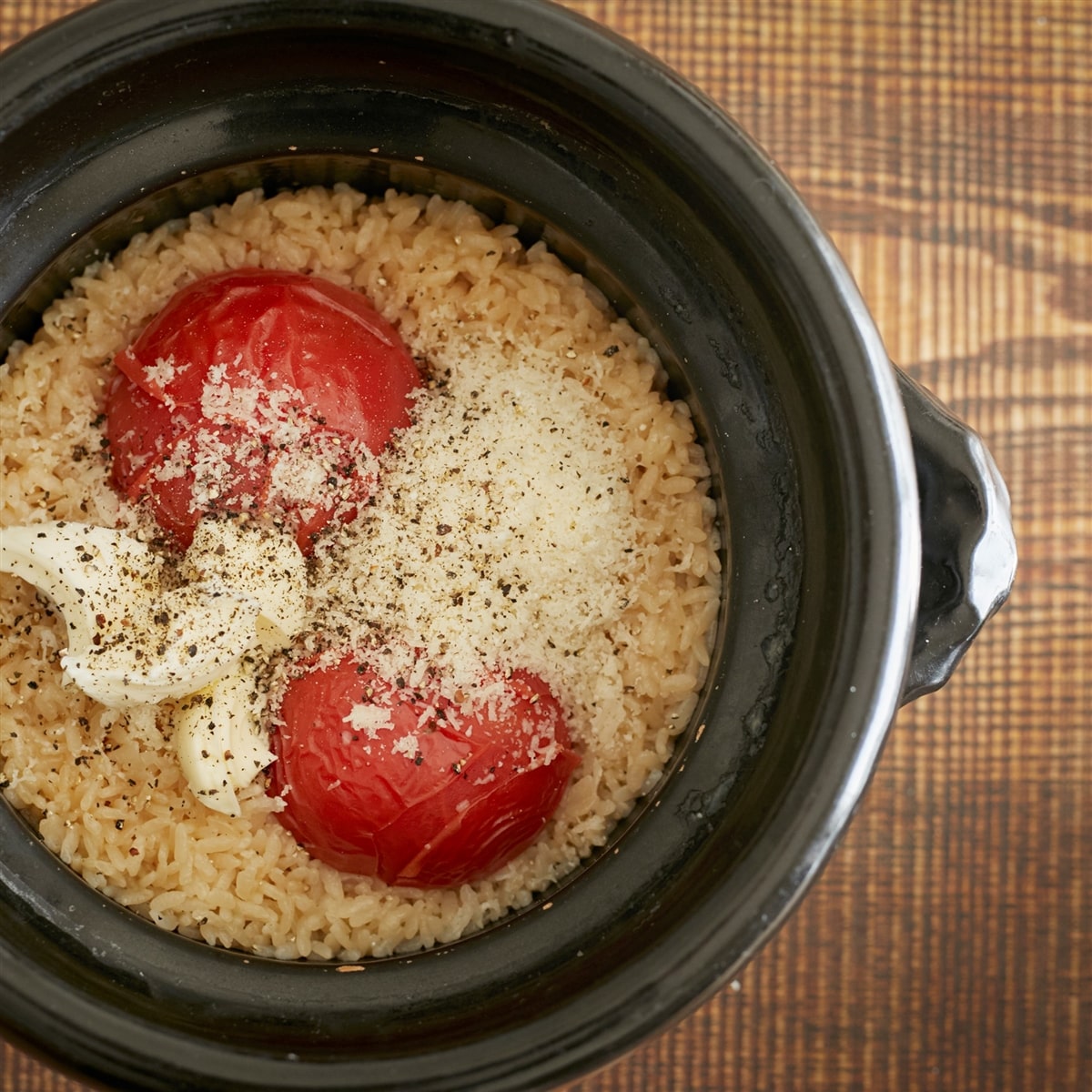 レパートリーを広げましょう！ 料理家・野口真紀が提案する、アコメヤの出汁を使ってつくる「丸ごとトマトの和風炊き込みごはん」