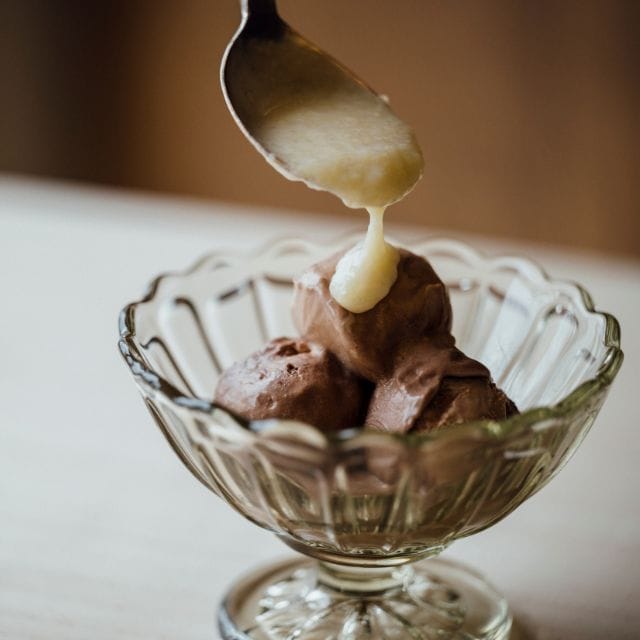 【アコメヤのあまざけ】チョコレートアイス 甘酒ソースがけ