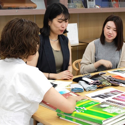 アコメヤの新靴下シリーズでコラボレーションした「福助」本社での座談会をレポート！