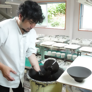 "秘窯の里" 佐賀県伊万里市の寛右エ門窯でつくられる平飯碗