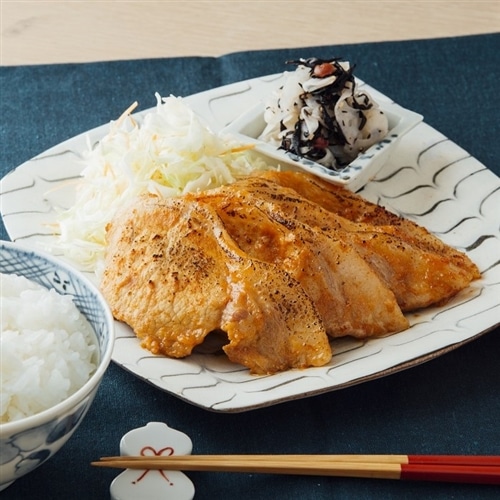 【豚ロースのトマト味噌焼き】と【蓮根の梅の実ひじき和え】