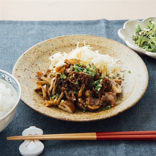 【牛肉ときのこのオイスター山椒炒め】と【セリと水菜の小松昆布サラダ】