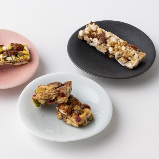 おこし専門店「篠原製菓」のアーモンドクリスピー作り