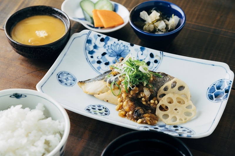鰆のもろみ味噌おろし焼き<br>￥1,620／単品 ￥1,030<br>（テイクアウト ￥1,620／単品 \1,030）
