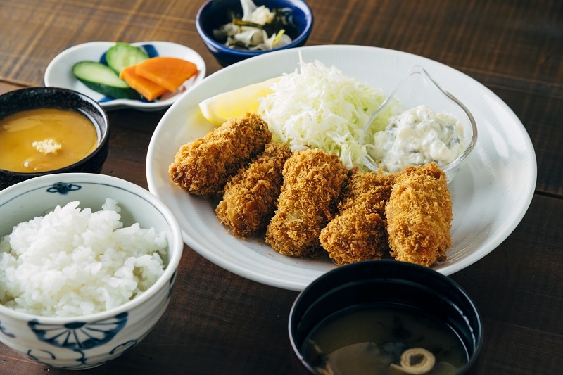 三陸産牡蠣フライ御膳<br>￥1,760／単品 ￥1,160<br>（テイクアウト ￥1,760／単品 \1,160）