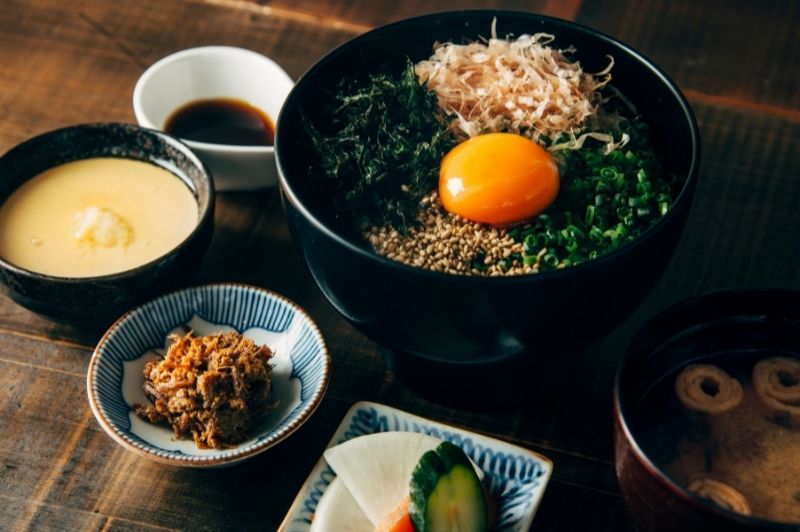 たまごかけご飯<br>黒豚チャーシュー魔法の肉かけ添え￥1,100<br>ご提供時間：14:00～