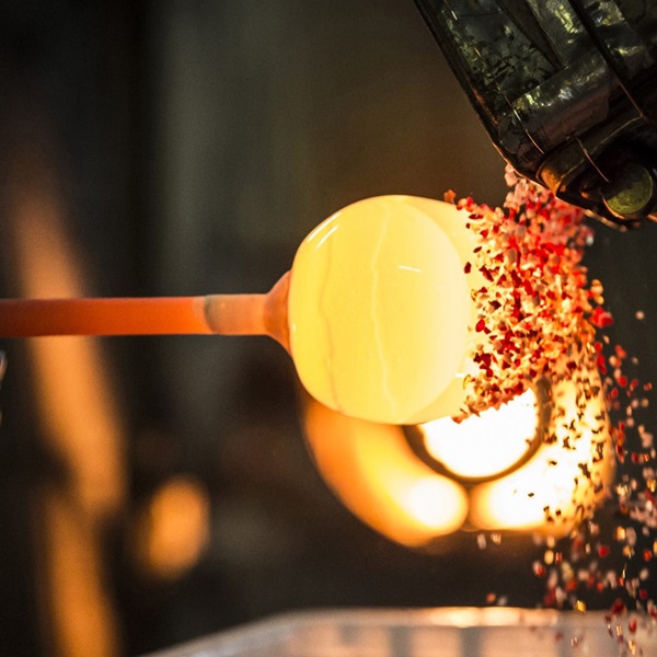 漁業用の浮玉製造から食器製造へ転換した北洋硝子の「津軽びいどろ」