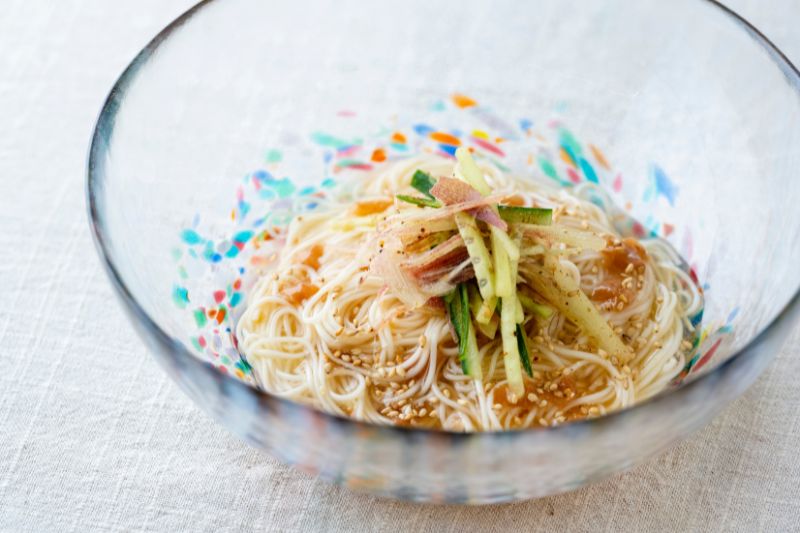 万能出汁】冷やし梅出汁あんかけ素麺｜AKOMEYA TOKYO 汁注 赤小梅 黒台