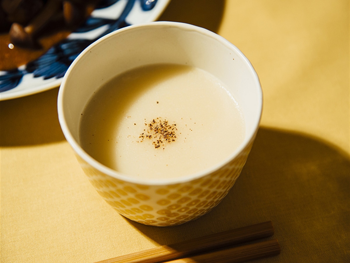 すり流し専用の器 （焼き椎茸とじゃがいものすり流し） 野菜出汁】じゃがいものすり流し｜AKOMEYA TOKYO